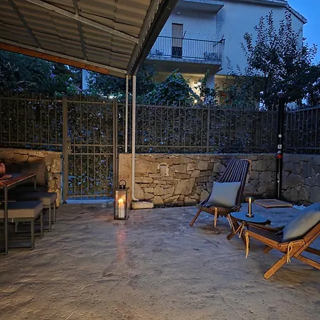 Azura Jacuzzi - Private Courtyard & Hot Tub Split