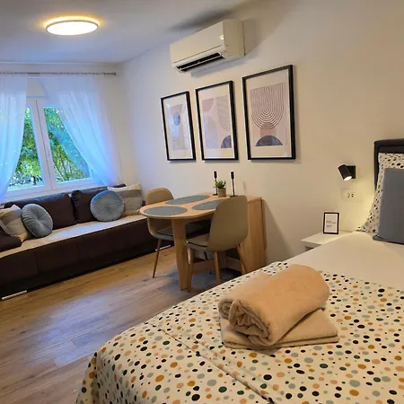 Apartment Azura Jacuzzi - Private Courtyard & Hot Tub Split